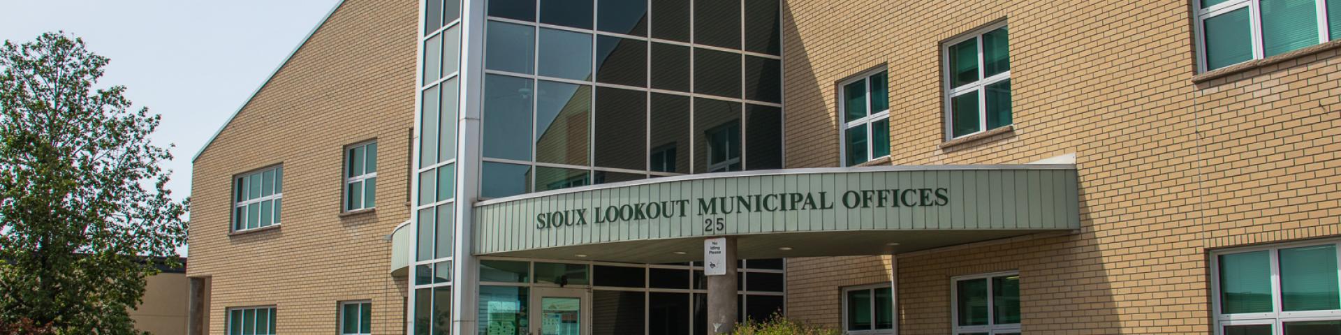 A photo of the entrance to the Sioux Lookout Municipal Office