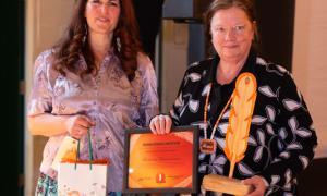 Barb Ruotslainen receiving award